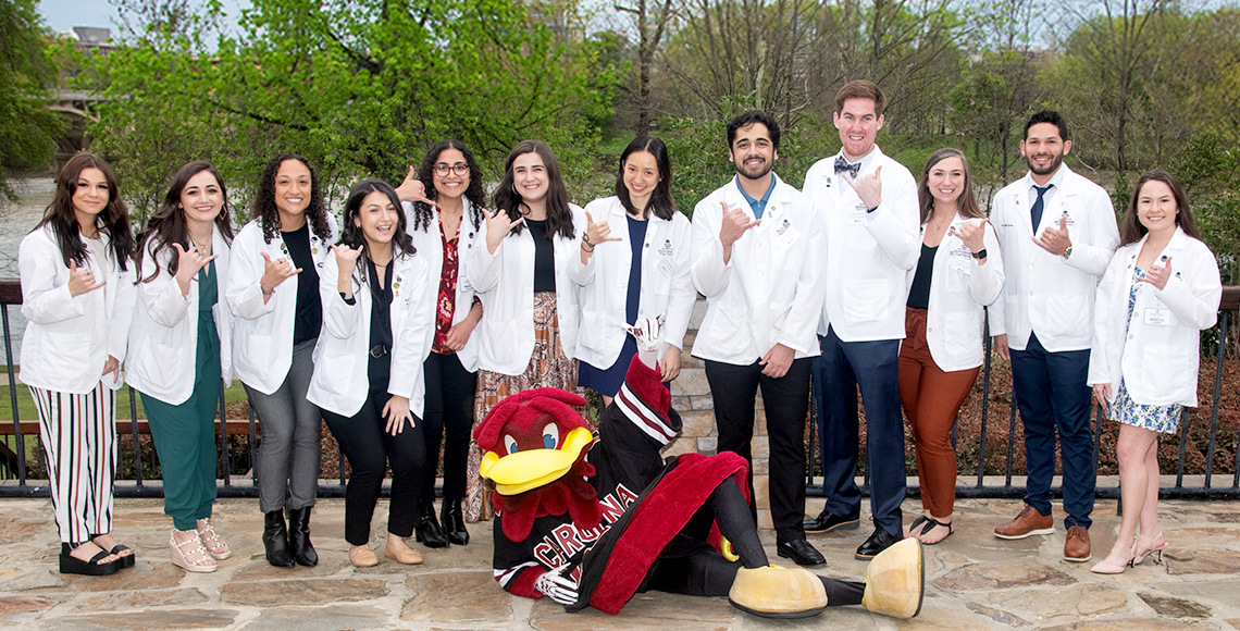 Group of students posing with Cocky